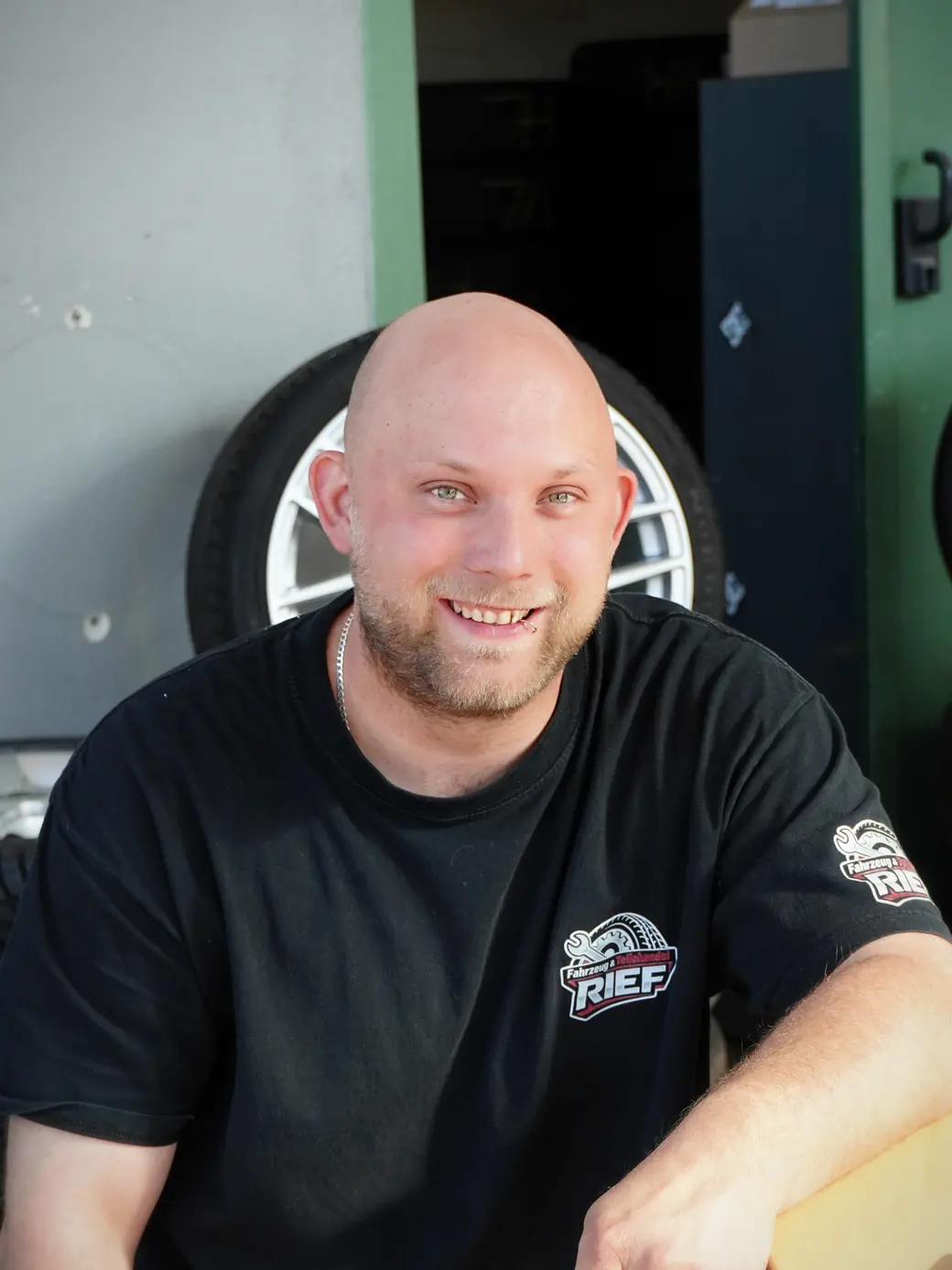Alexander Rief, Inhaber von Fahrzeug & Teilehandel Rief, in seiner Werkstatt in Maierhöfen im Allgäu
