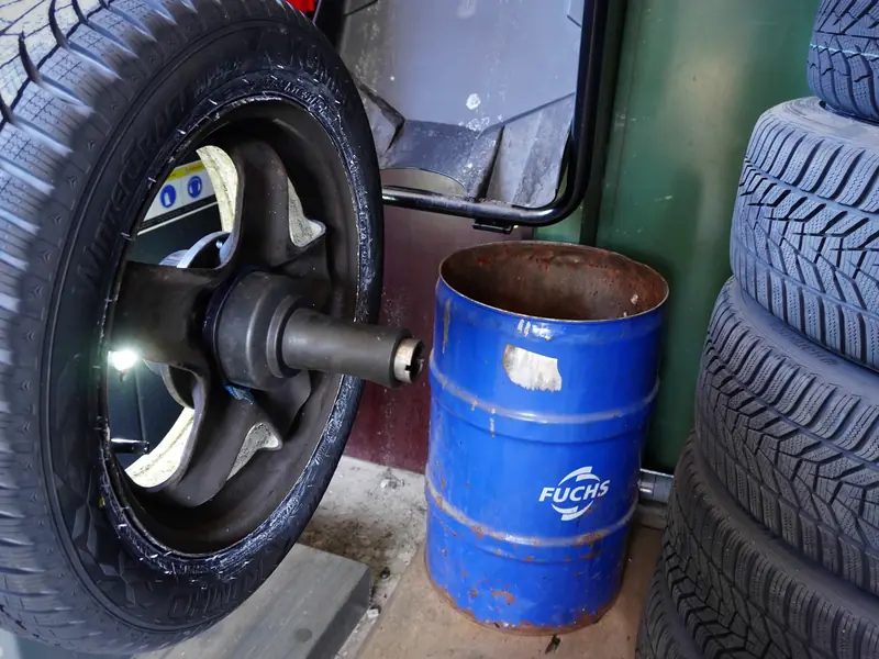 Rad auf der Wuchtmaschine in der Werkstatt von Fahrzeug Rief in Maierhöfen