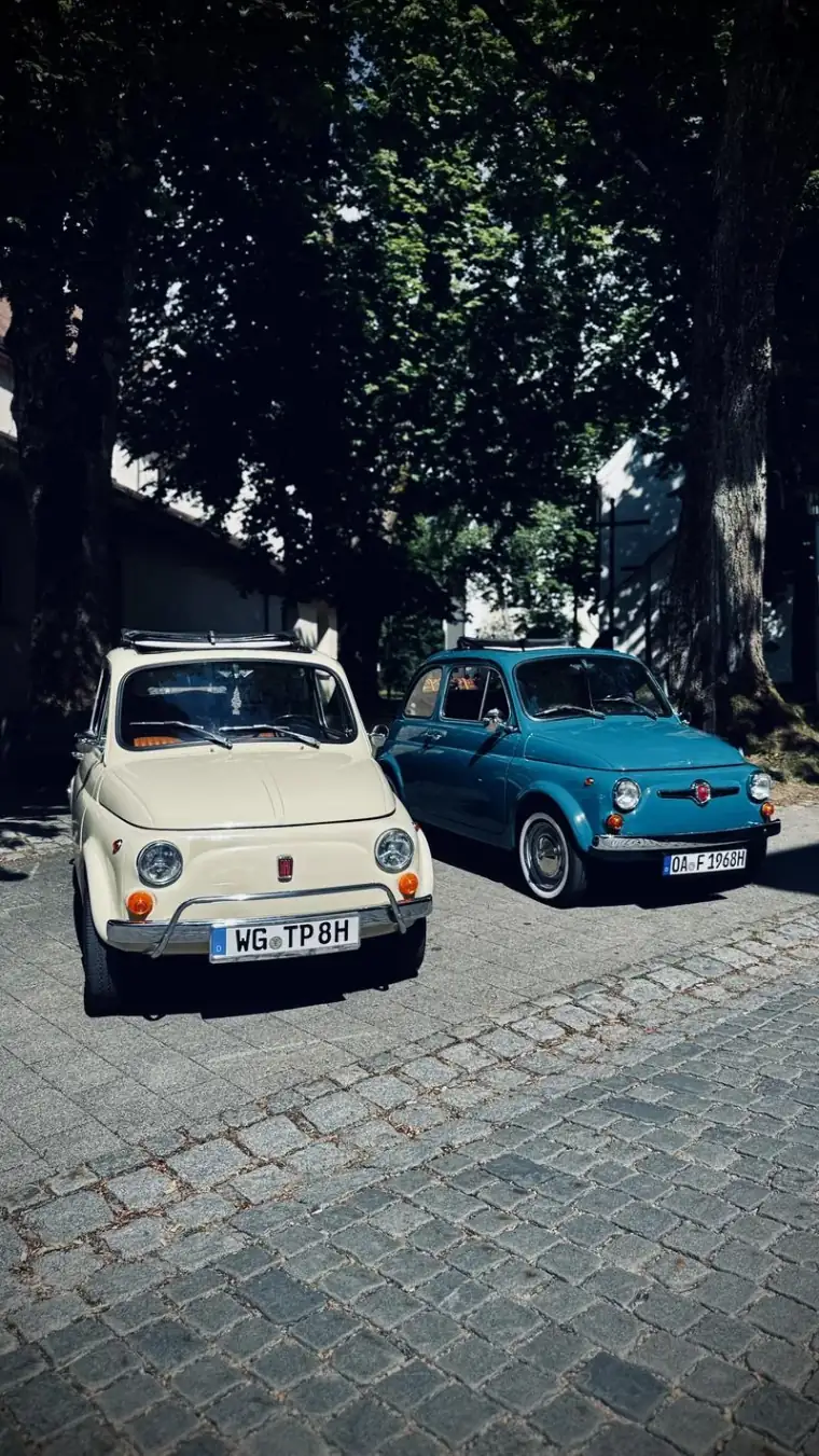 Zwei Fiat 500 Oldtimer